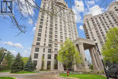 Welcome to this luxurious and ultra-spacious corner suite in the prestigious Bellaria Residences (To...