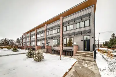 3 bed 2.5 Luxury Townhouse 3 bed 2.5 Luxury Townhouse - AC, parking, look out deck.