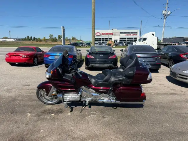 2007 Honda Gold Wing LOW KMS, MINT CONDITION, 1 OWNER, NO ACCIDE in Sport Touring in London - Image 3