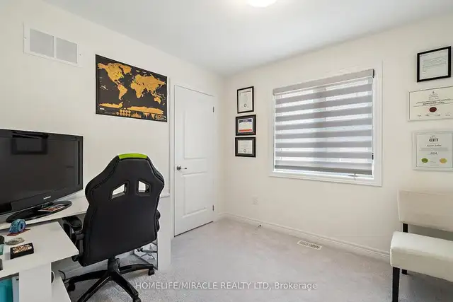 Beautifully upgraded 4-bedroom home in Houses for Sale in Oakville / Halton Region - Image 11