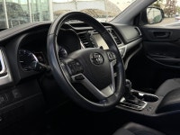 The 2017 Highlander LE AWD is a versatile mid-size crossover designed for families, offering seating... (image 4)