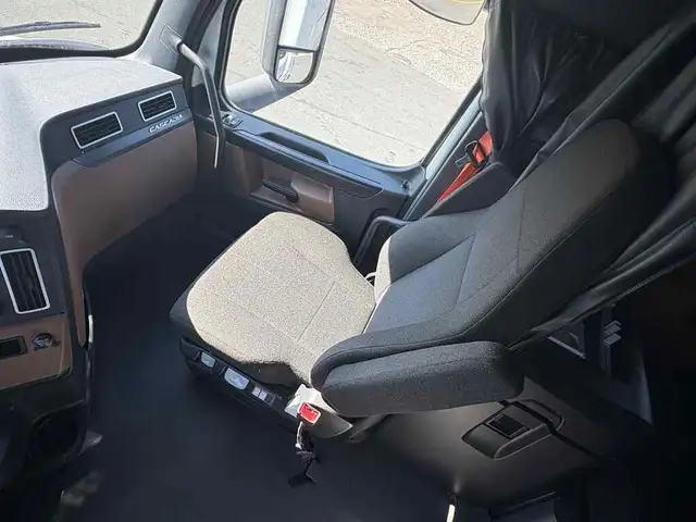 2026 Freightliner Cascadia ParkSmart Unit, Safety Certified, cal in Heavy Trucks in Hamilton - Image 15