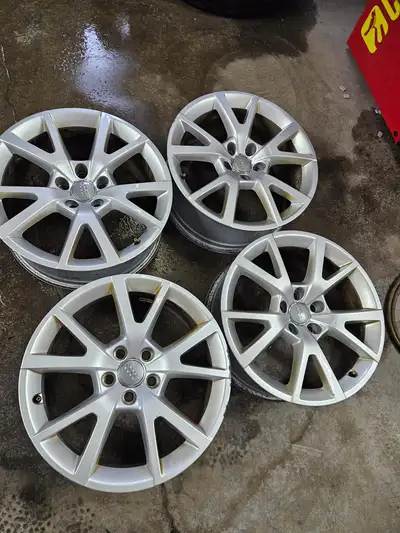 Very nice set of original Audi Q5 wheels. 18x7.5 Offset: 37 Bolt pattern: 5x112 Centerbore: 66.6