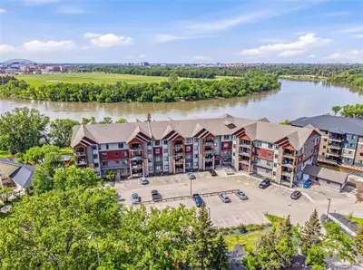 2C//Winnipeg/Redview Terrace Condominiums is SE Winnipeg's premiere apartment condo building! This f...