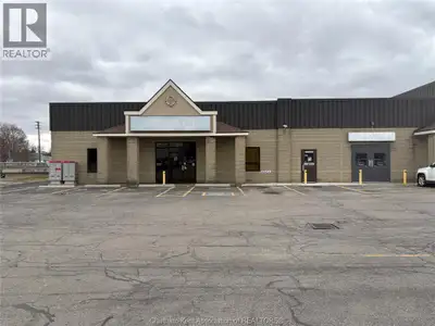 1400 SQ FT RETAIL OR OFFICE SPACE AVAILABLE PLENTY OF ON SITE PARKING ENTRANCE DOOR PLUS DOUBLE DOOR...