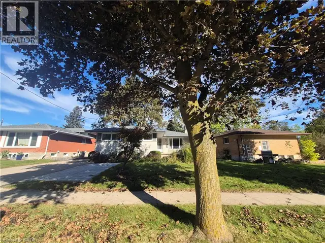 11 DUNCAIRN Avenue Kitchener, Ontario in Houses for Sale in Kitchener / Waterloo - Image 5