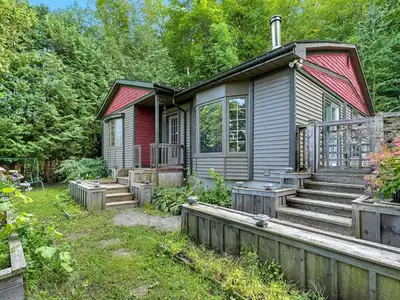 Magnificent renovated property with 2 bedrooms, exceptional living room with a view of Lac-St-Pierre...