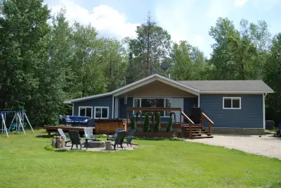 Cottage for Sale White Lake, Whiteshell Provincial Park Move in and Enjoy! This comfortable and invi...
