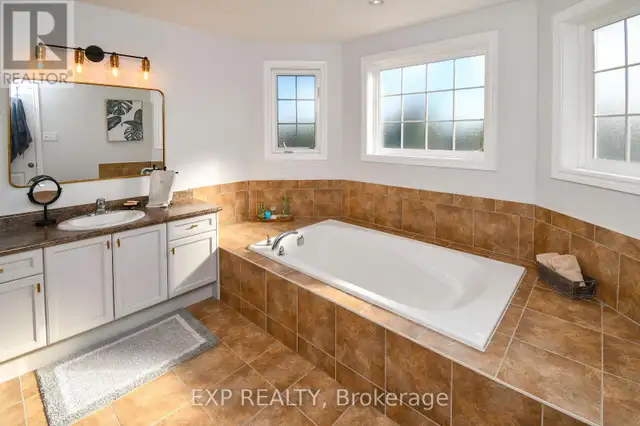 452 GREENWOOD DRIVE Essa (Angus), Ontario in Houses for Sale in Barrie - Image 36
