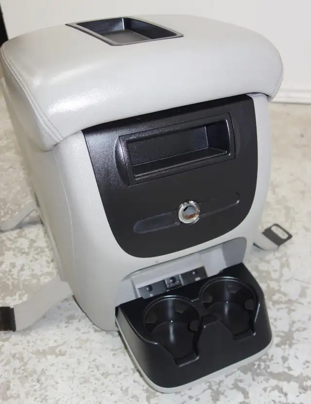 Chev Silverado 2013 Center Console Sierra Tahoe Yukon Suburban in Other Parts & Accessories in St. Catharines - Image 6