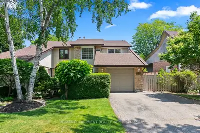 Price: $979,800 / $3,717/mo This family friendly neighbourhood of Pheasant Run, located in the heart...