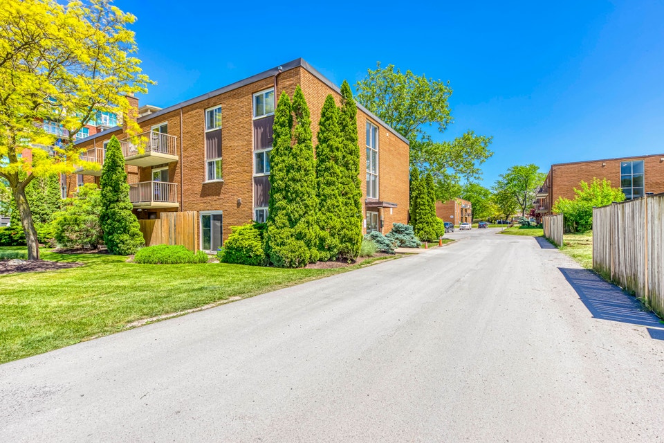 Henley and Cypress Gardens Apartments - 2 Bedroom Apartment for 3