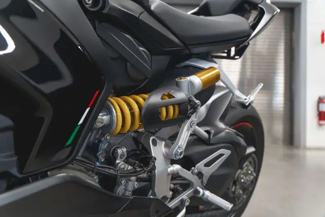 2025 Ducati Panigale V2 *BAS KMs!*553399213663856646