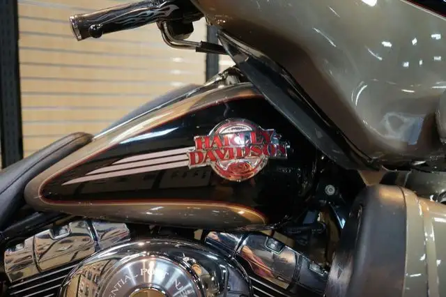 2005 Harley-Davidson Touring ULTRA CLASSIC ELECTRA GLIDE in Sport Touring in Lethbridge - Image 7