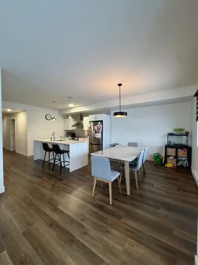 5 1/2 - Disponible dès le 1er Avril 2026 Situé près de tous les services. Construction 2024 1315 pi2...