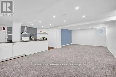 Location, location!!!Nestled in one of Pickering's most prestigious neighborhoods, surrounded by exe...