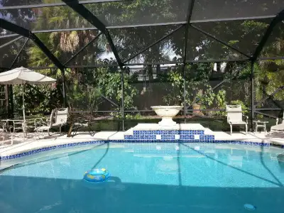 Belle et grande maison avec piscine creusée, trois chambres à coucher et deux salle de bains. À 12 m...