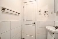 Akelius one bedroom apartment for rent. Located near avenue Clanranald in the Cote-des-Neiges neighb... (image 6)