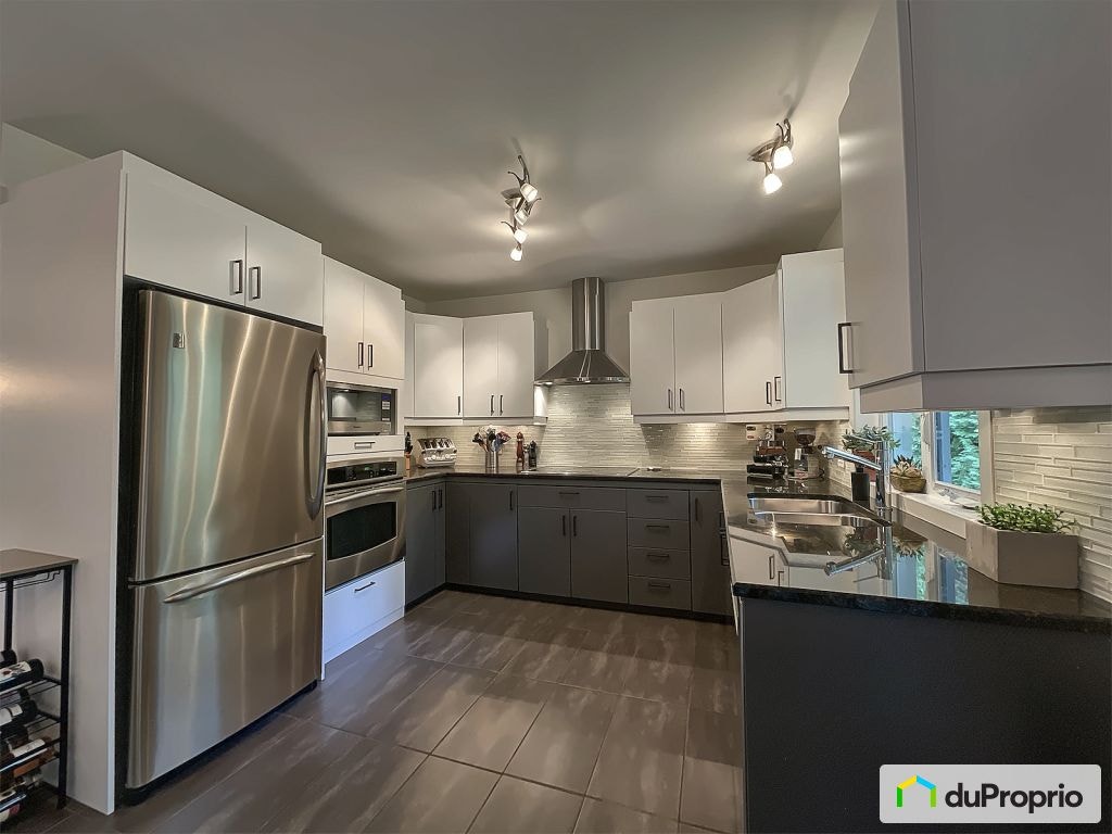 $885,000 - Bungalow for sale in Carignan — photo 3