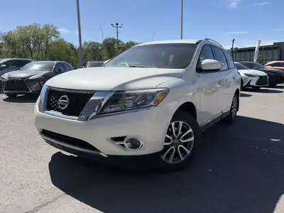Le Nissan Pathfinder SL 2016 est un VUS spacieux et polyvalent, idéal pour les familles et les condu...