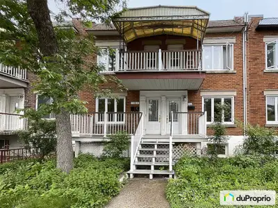 Opportunité rare sur le marché ! Ce grand triplex est situé dans un quartier tranquille, tout en éta...