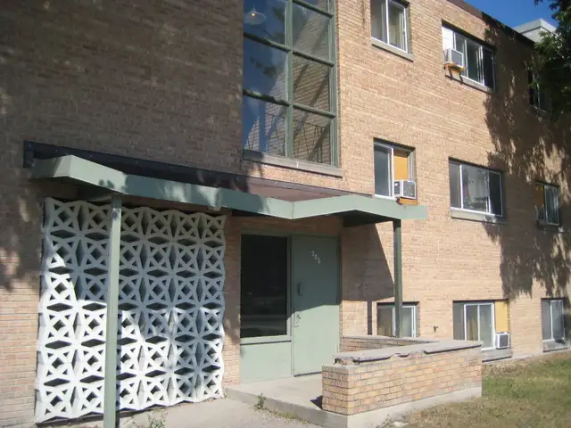 506 Balmoral - 1 BR available Sept 1st