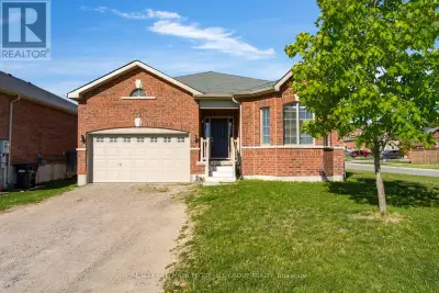 BUNGALOW WITH A BACKYARD BUILT FOR BBQS, HOT TUB NIGHTS & GOOD COMPANY! Spend the morning exploring...