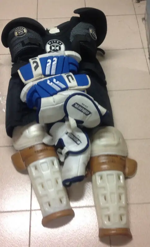 Bauer , MX3, X900 skates - hockey equip set & glove in Hockey in City of Toronto - Image 4