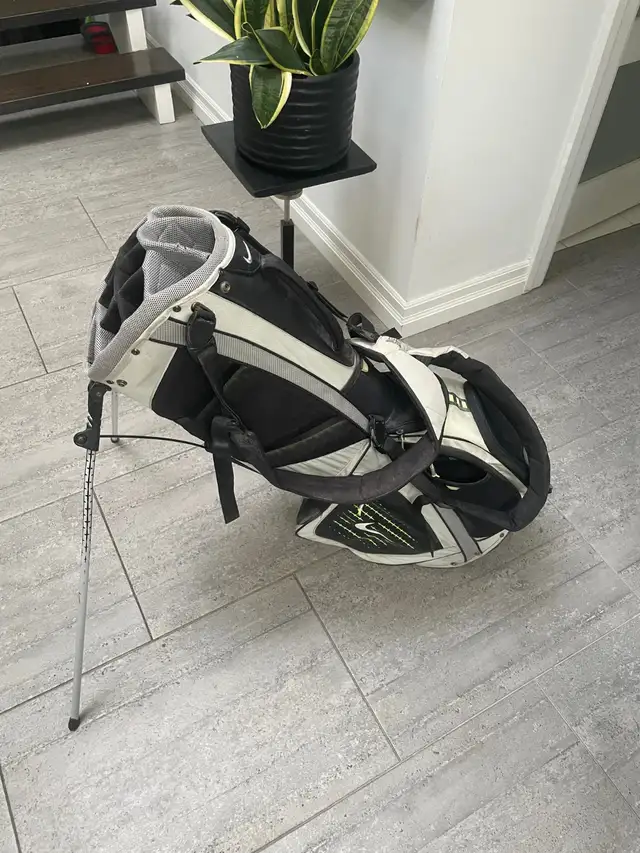 Nike Performance Hybrid Golf Stand Carry Bag Black Gray Green 14 in Golf in City of Toronto - Image 9