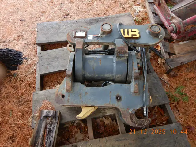 Werk-Brau D-LOCK Hydraulic 180 Degree Tilt Coupler 100-140 CLASS in Heavy Equipment in City of Halifax - Image 7