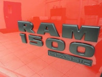 RAM 1500 2019 CLASSIC EXPRESS NIGHT ÉDITION V8 5.7 LITRES HEMI CREW-CAB BOITE 5.7 PIEDS 4X4 TOUT ÉQU... (image 6)