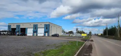 Local industriel situé près des ponts et de l'autoroute 20 Superficie 4000pi2 50 pieds x 80 pieds, a...