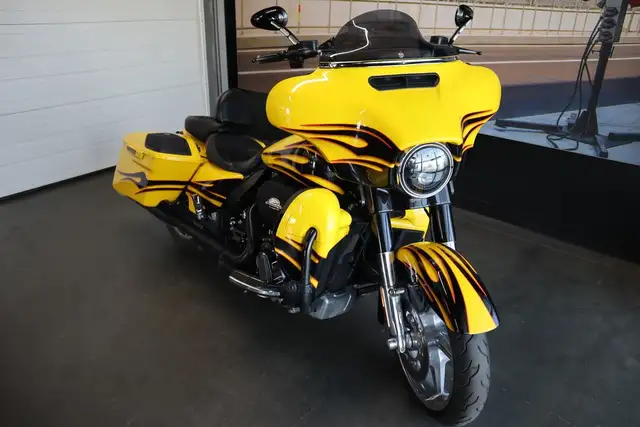2015 Harley-Davidson FLHXSE - CVO Street Glide in Sport Touring in Strathcona County - Image 7