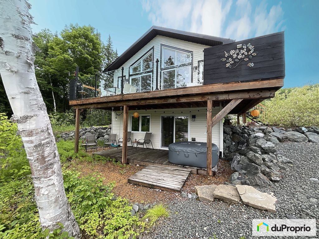 $439,000 - Cottage for sale in St-Michel-Du-Squatec — photo 1