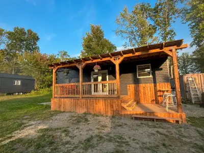 On the shore of Lake Mindemoya in the community of M'Chigeeng, this beautifully renovated tiny home...