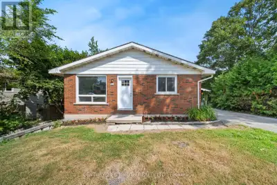 Welcome to 138 Simcoe Street in Orillia's South Ward!This bungalow sits on a n oversized 53 x 207 lo...