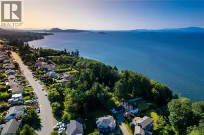 Stunning high bank waterfront property located in one of Nanaimo’s nicest areas. A rare find, this 1...