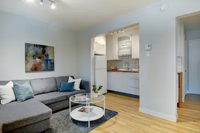 Beau 2 et demi / studio à aire ouverte entièrement meublé situé dans un quartier tranquille, à côté...