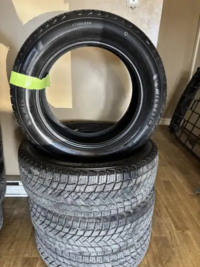 215-60-17 MICHELIN X-ICE SNOW, 10/32 D'USURE COMME NEUF, PNEUS SEULS, FAIT POUR PLUSIEURS MODELES PN...