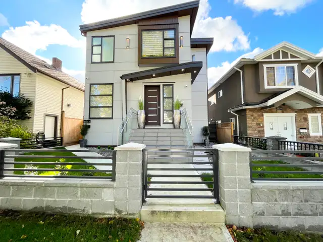 House 8 bdrm, 5 bath, 3 kitchens, 3,155 sqft built 2020