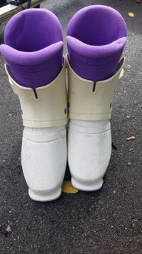 Nordica 126 White Ski Boots Size 24 - 24.5 / Size 6M or Size 7W