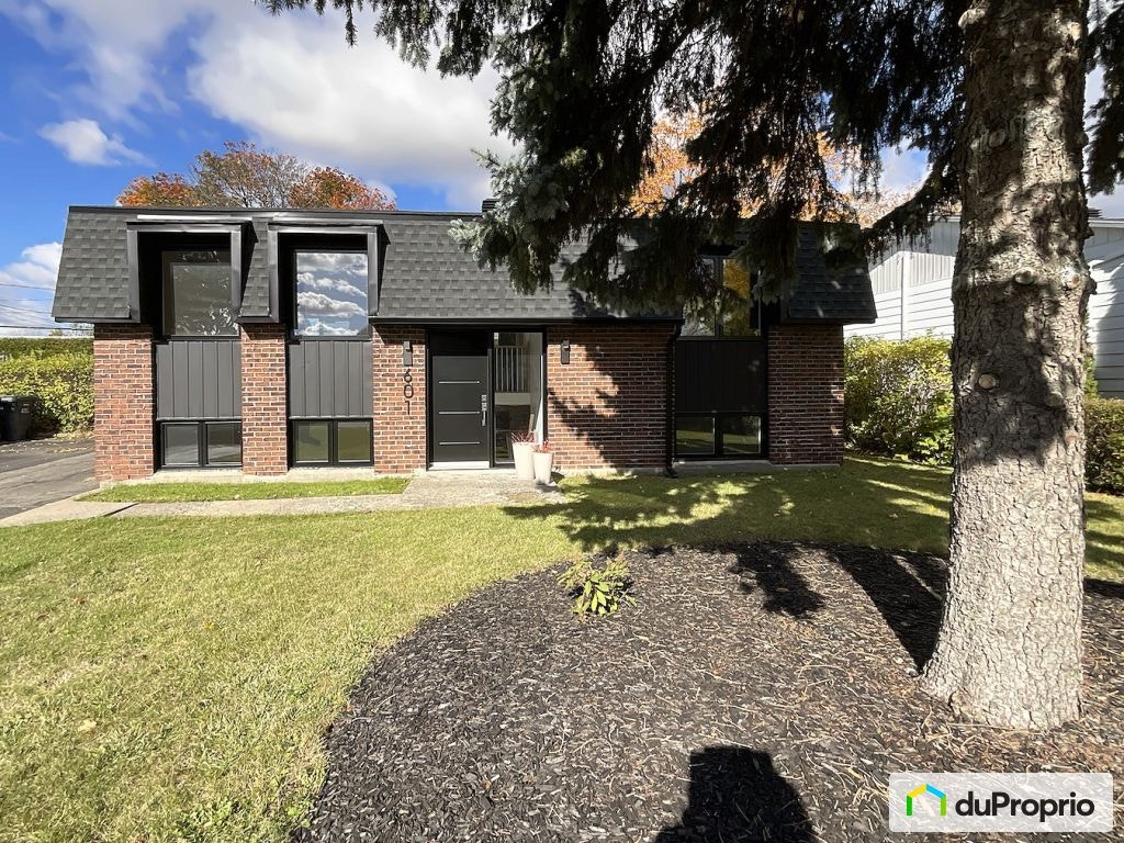 $680,000 - Bungalow for sale in Ste-Julie — photo 1