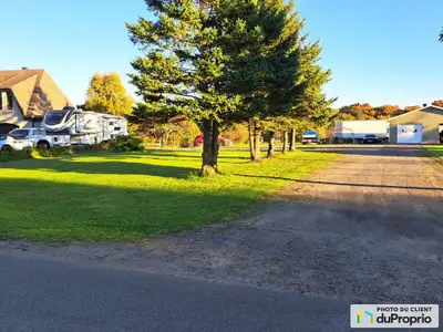 Terrain vacant, zoné résidentiel unifamiliale d'une grandeur de 688 mètres carrés (7 405 pieds carré...