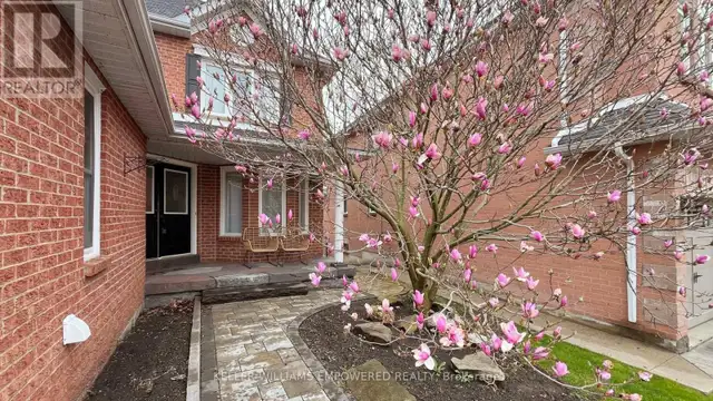 100 Dawlish Avenue Aurora (Aurora Highlands), Ontario, photo 2 of 4