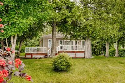 Lac Elgin, Stratford en Estrie. Joli chalet 3 saisons de 2 chambres directement au bord de l’eau. Tr...