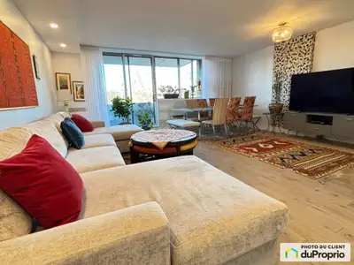 Très bel appartement de coin au sixième étage, luminosité exceptionnelle due à son exposition sur tr...