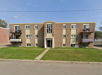 418-655-8281 À voir au 116 rue d'Orléans, appartement #7, beau grand 2 1/2 situé au 2e et dernier ét...