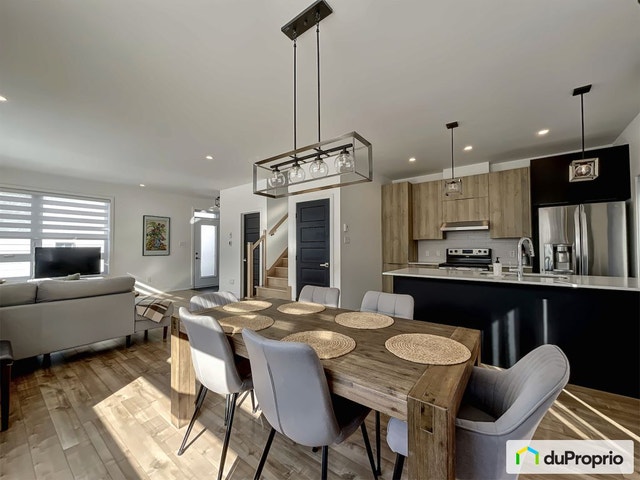 $689,000 - Townhouse for sale in Longueuil (Vieux-Longueuil) — photo 1