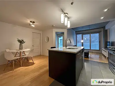 Magnifique condo situé à Griffintown à quelque pas du Centre-Ville de Montréal. Profitez de deux cha...