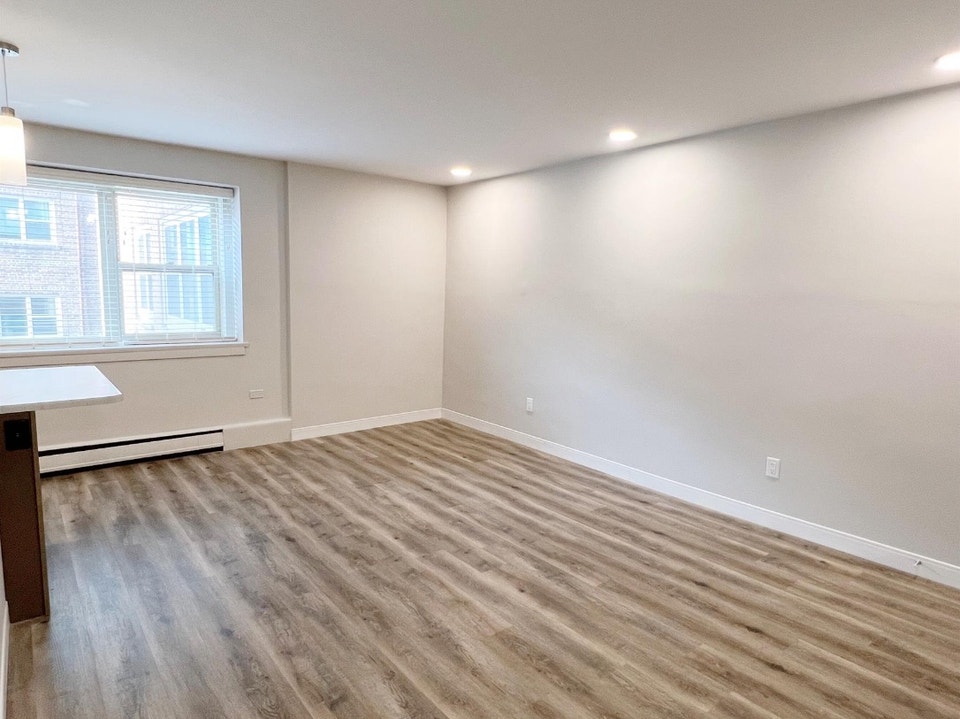AVAILABLE NOW! $1149 Beautiful Studio Suite in Downtown! 4